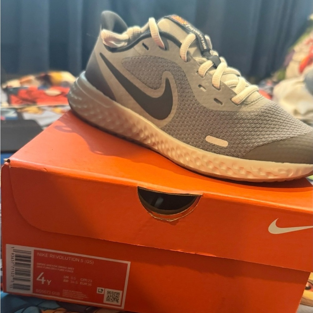 Nike Revolution 5 Smoke Gray Sneakers